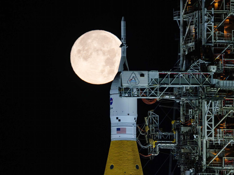 Der Vollmond scheint hinter dem Raktensystem «Artemis 2» auf dem Weltraumbahnhof Cape Canaveral - Foto: Sam Lott/NASA via AP/dpa