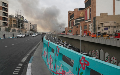 Beim Eintreffen der Einsatzkräfte stand die Halle fast vollständig in Flammen, dichter Rauch stieg in den Himmel. - Foto: Vahid Salemi/AP/dpa
