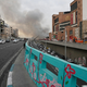 Beim Eintreffen der Einsatzkräfte stand die Halle fast vollständig in Flammen, dichter Rauch stieg in den Himmel. - Foto: Vahid Salemi/AP/dpa