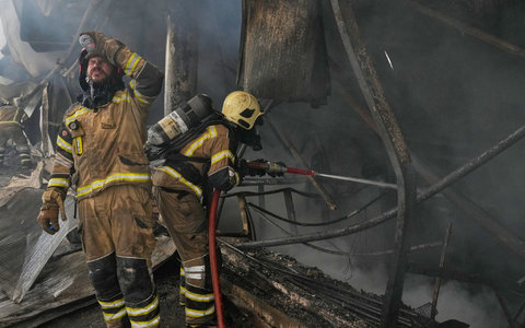 Das Feuer war Medien zufolge am Dienstag in einer 2.000 Quadratmeter großen Markthalle ausgebrochen. - Foto: Vahid Salemi/AP/dpa