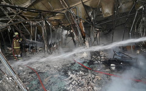Mehrere Feuerwachen seien an den Löscharbeiten im Westen Teherans beteiligt.  - Foto: Vahid Salemi/AP/dpa
