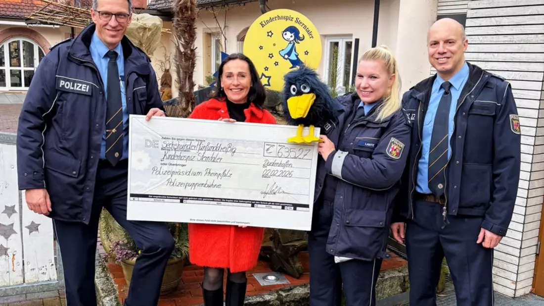 POL-PPRP: Polizeihund Wuschel im Einsatz für den guten Zweck - Polizeipuppenbühne sammelt 635 Euro für Kinderhospiz Sterntaler - Bild: presseportal.de