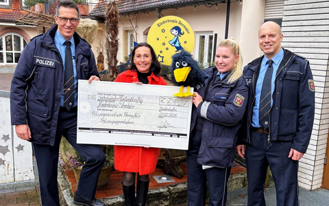 POL-PPRP: Polizeihund Wuschel im Einsatz für den guten Zweck - Polizeipuppenbühne sammelt 635 Euro für Kinderhospiz Sterntaler - Foto: presseportal.de