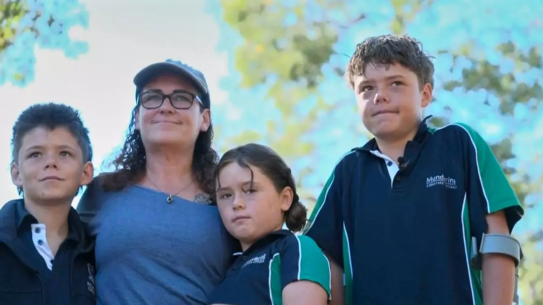 Der 13 Jahre alte Austin (rechts im Foto) schwamm rund vier Stunden, um seine Familie zu retten. - Bild: ABC/Australian Broadcasting Corp/AP/dpa