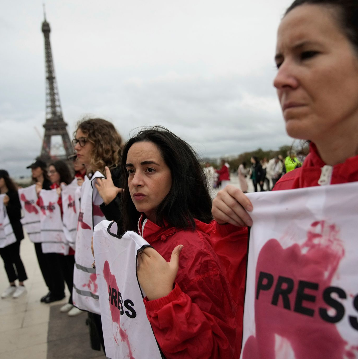 Im Kampf um die Deutungshoheit über den Gaza-Krieg habe sich eine zunehmende Spaltung der Medienlandschaft gezeigt, heißt es in dem Bericht. (Archivbild) - Foto: Christophe Ena/AP/dpa