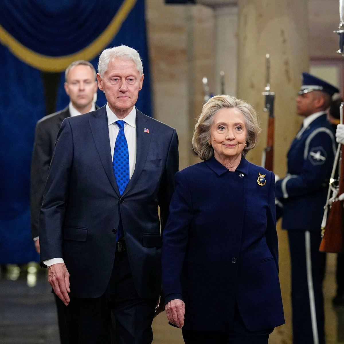 Die Anwälte der Clintons sagen, das Ehepaar sei bereit, zu einvernehmlich vereinbarten Terminen persönlich unter Eid auszusagen. (Archivbild) - Foto: Melina Mara/Pool The Washington Post/dpa