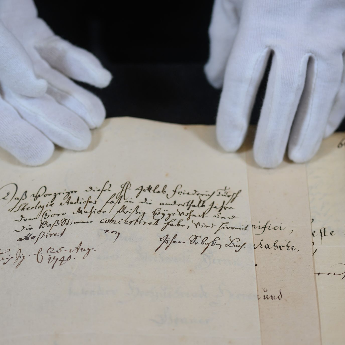 Blick in neu entdeckten Akten zur Leipziger Kirchenmusik aus dem 18. Jahrhundert im Stadtarchiv Leipzig. - Foto: Hendrik Schmidt/dpa