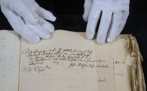 Blick in neu entdeckten Akten zur Leipziger Kirchenmusik aus dem 18. Jahrhundert im Stadtarchiv Leipzig. - Foto: Hendrik Schmidt/dpa