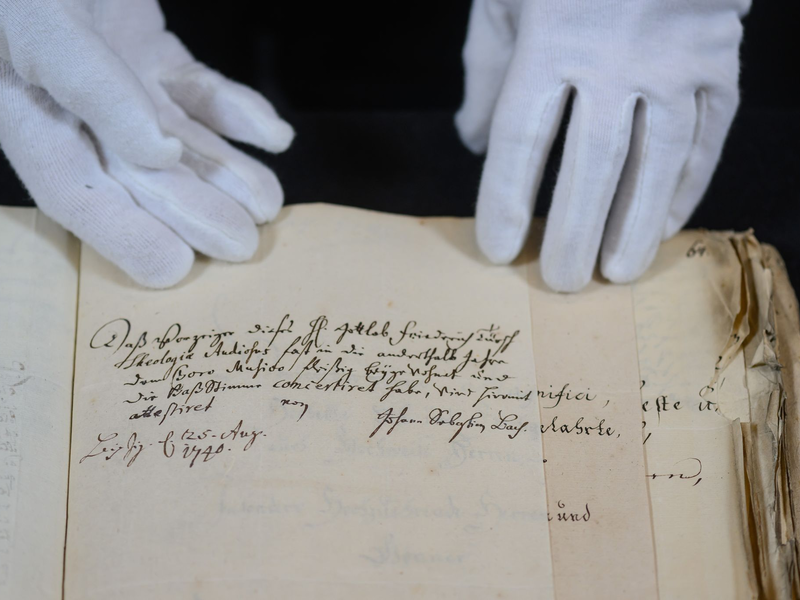 Blick in neu entdeckten Akten zur Leipziger Kirchenmusik aus dem 18. Jahrhundert im Stadtarchiv Leipzig. - Foto: Hendrik Schmidt/dpa