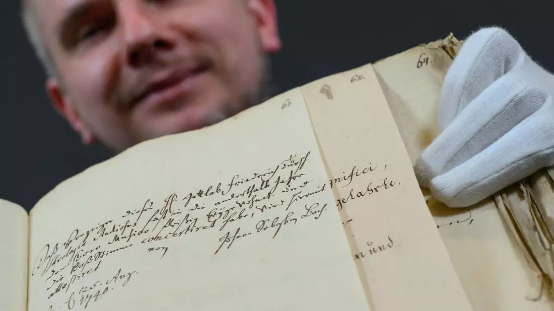 Neu aufgefundene historische Dokumente zur Leipziger Kirchenmusik sind im Stadtarchiv zu sehen. - Bild: Hendrik Schmidt/dpa