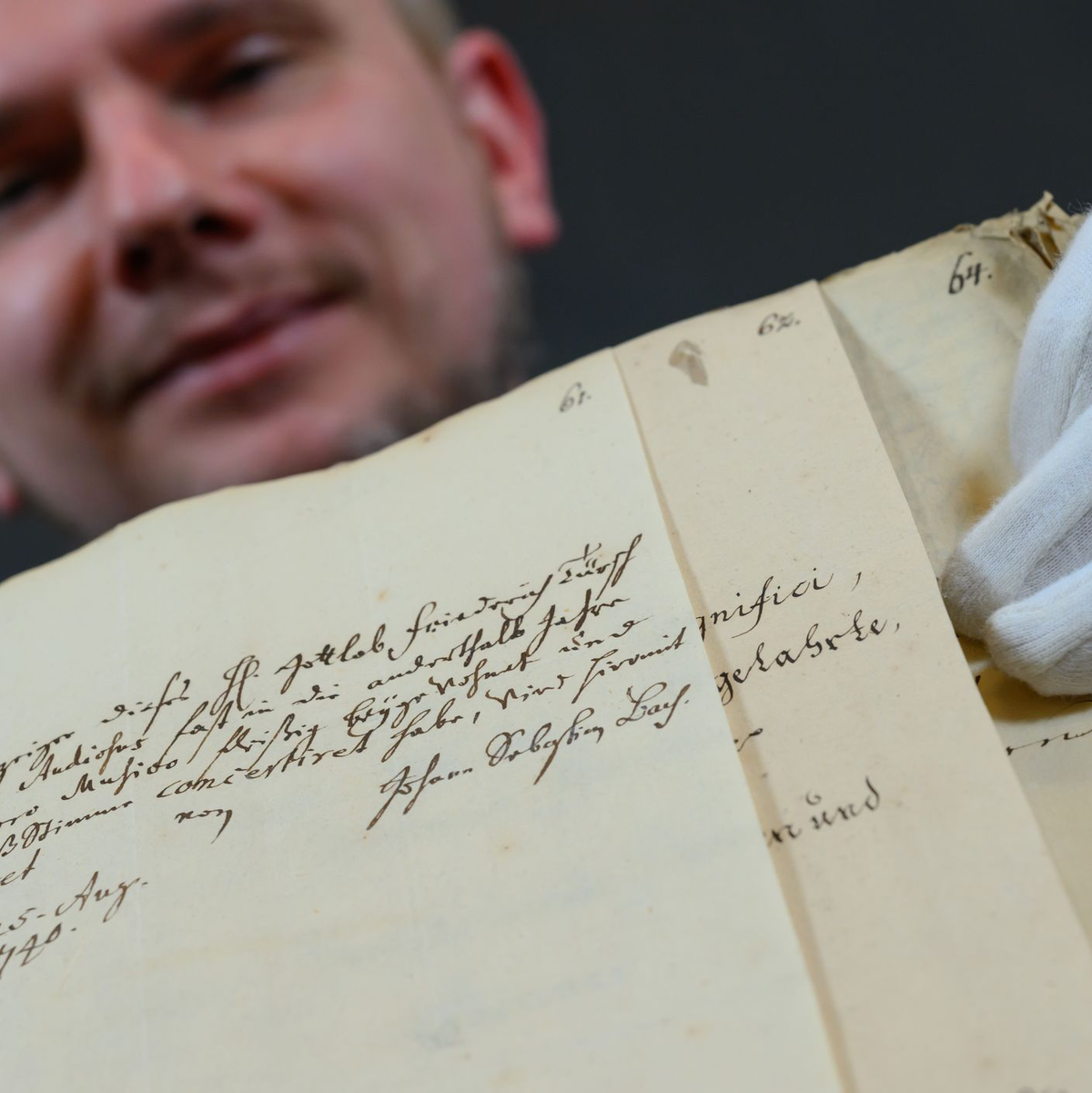 Neu aufgefundene historische Dokumente zur Leipziger Kirchenmusik sind im Stadtarchiv zu sehen. - Foto: Hendrik Schmidt/dpa