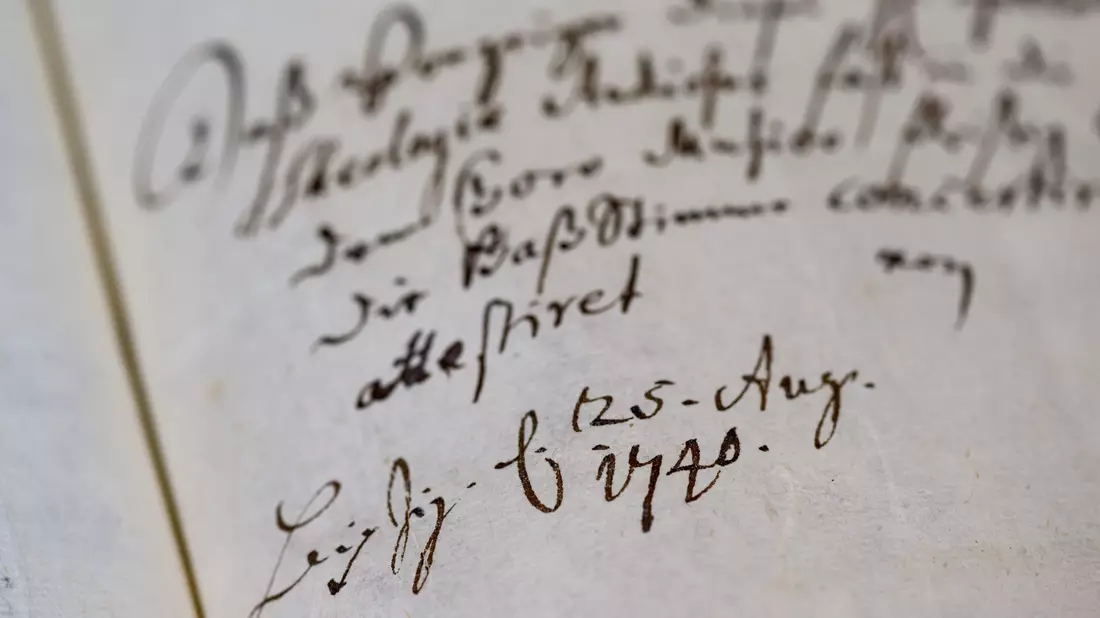 Eine der bislang unbekannten Handschriften aus dem Umfeld Johann Sebastian Bachs, entdeckt im Stadtarchiv Leipzig. - Bild: Hendrik Schmidt/dpa