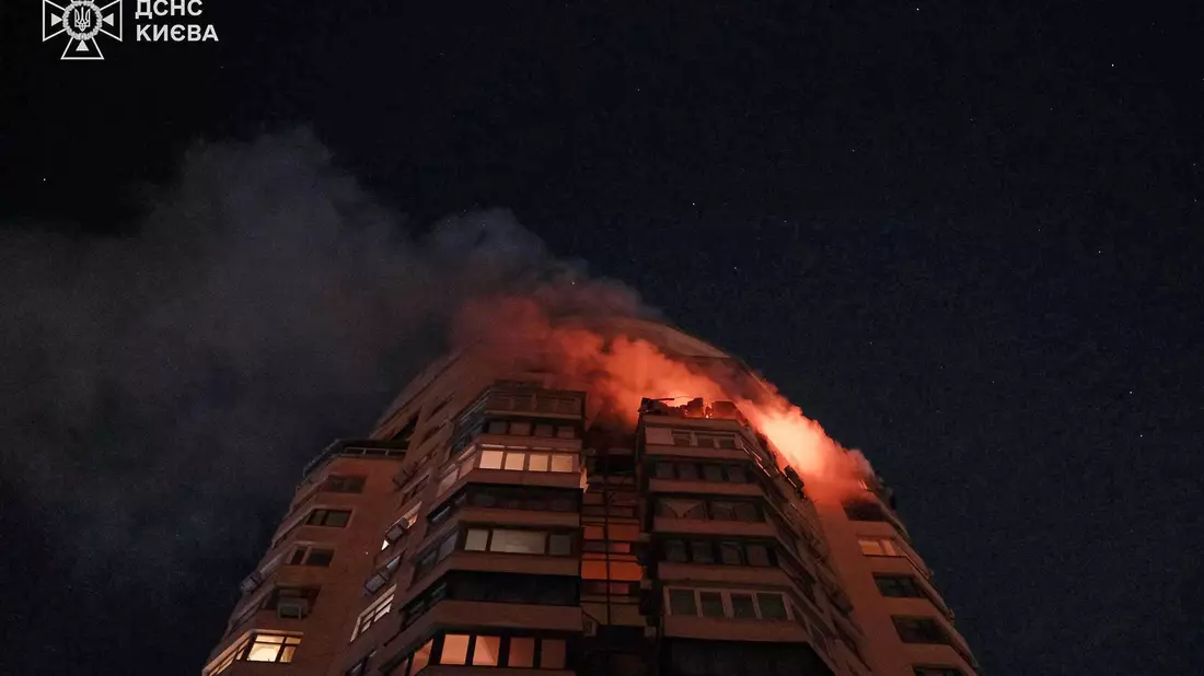 Russland überzog die Ukraine in der Nacht erneut mit Luftangriffen.  - Bild: Uncredited/Ukrainian Emergency Service/AP/dpa