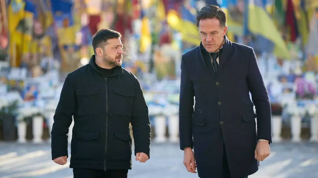 Nato-Generalsekretär Mark Rutte (r) ist zu Besuch in der Ukraine. - Bild: Uncredited/Ukrainian Presidential Press Office/AP/dpa
