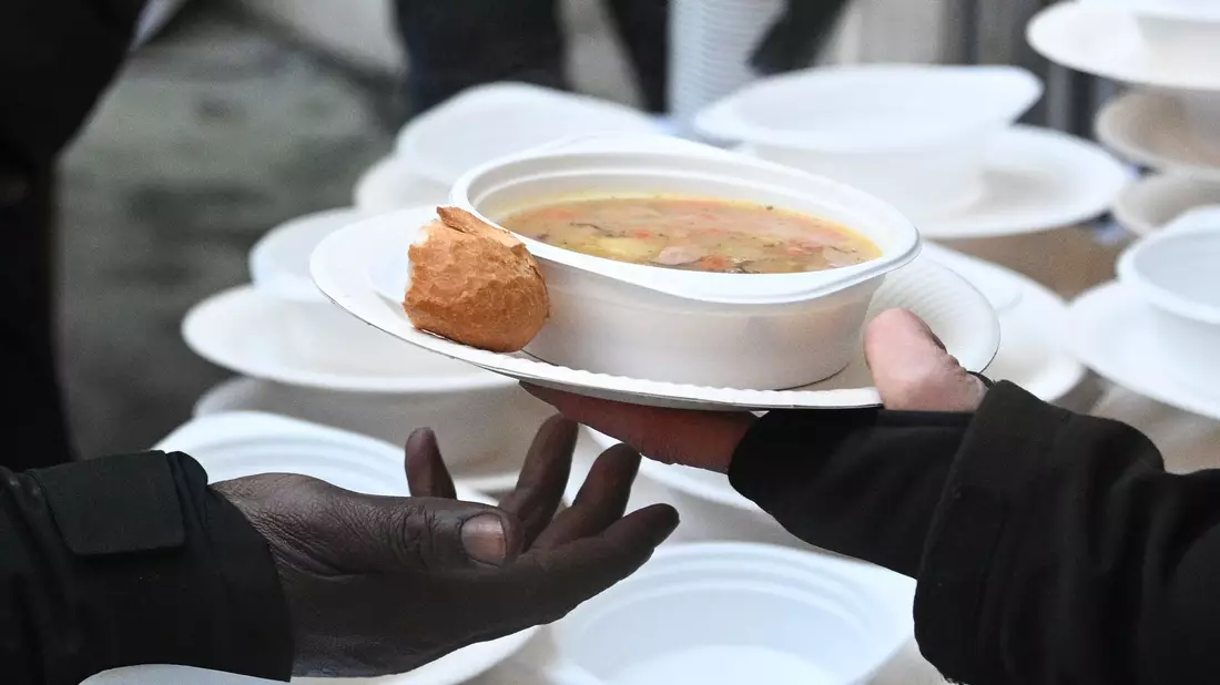 Eine heiße Suppe? Vielen Menschen mit sehr wenig Geld hilft das. (Symbolbild) - Bild: Jens Kalaene/dpa