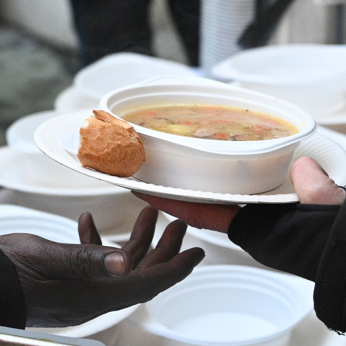 Eine heiße Suppe? Vielen Menschen mit sehr wenig Geld hilft das. (Symbolbild) - Foto: Jens Kalaene/dpa