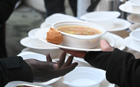 Eine heiße Suppe? Vielen Menschen mit sehr wenig Geld hilft das. (Symbolbild) - Foto: Jens Kalaene/dpa
