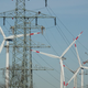 Strom aus Windkraft wird über weite Strecken geleitet. (Symbolbild) - Foto: Carsten Rehder/dpa