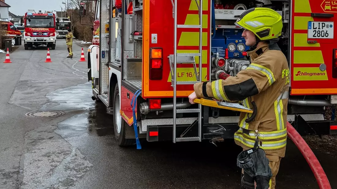 FW-DT: Dachstuhlbrand in der Hardenbergstraße - Bild: presseportal.de