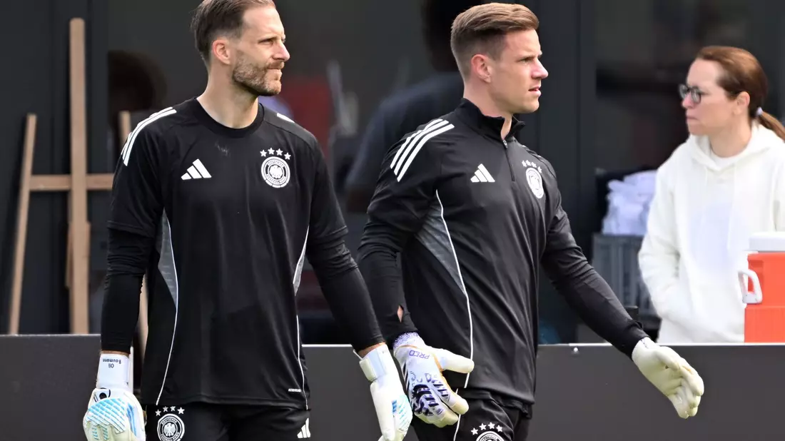 Oliver Baumann (l) könnte Marc-André ter Stegen endgültig den Rang ablaufen. (Archivbild) - Bild: Federico Gambarini/dpa