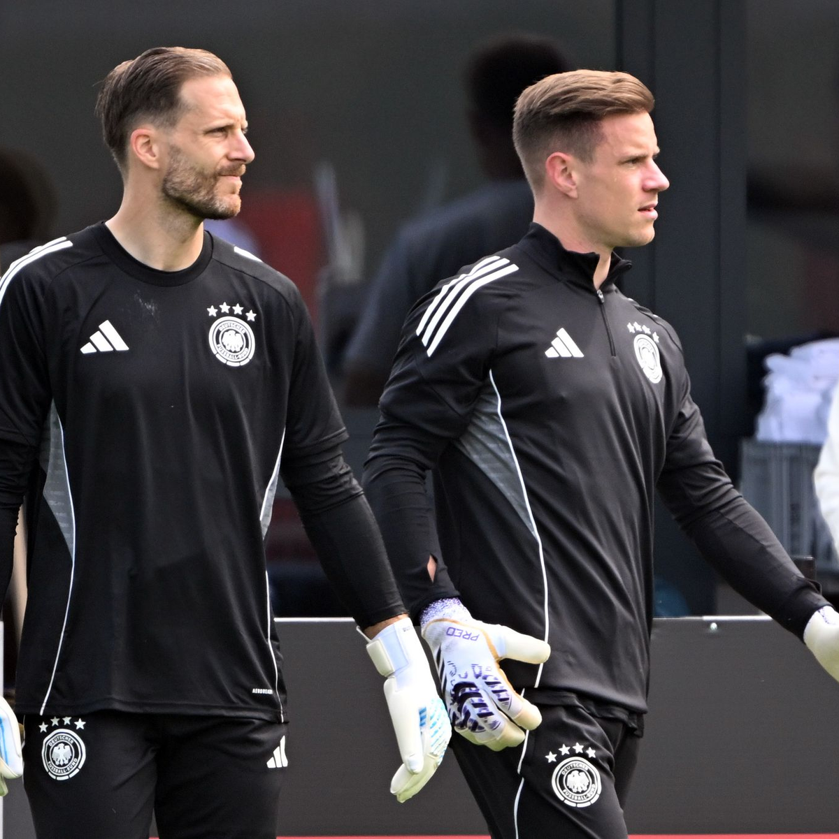 Oliver Baumann (l) könnte Marc-André ter Stegen endgültig den Rang ablaufen. (Archivbild) - Foto: Federico Gambarini/dpa