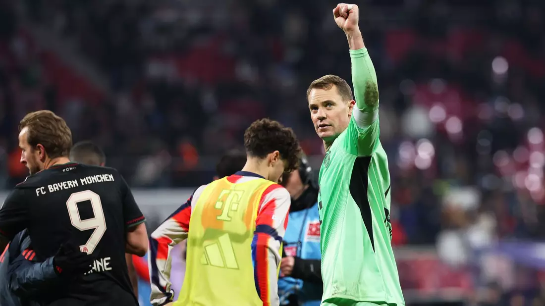 Manuel Neuer (r) zeigt aktuell starke Leistungen bei den Bayern, schloss eine DFB-Rückkehr bisher stets aus. - Bild: Jan Woitas/dpa