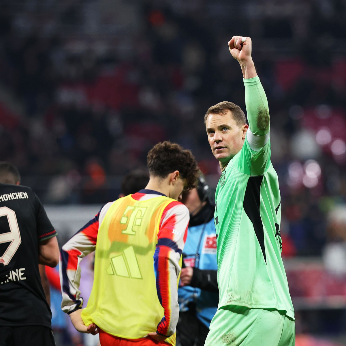Manuel Neuer (r) zeigt aktuell starke Leistungen bei den Bayern, schloss eine DFB-Rückkehr bisher stets aus. - Foto: Jan Woitas/dpa