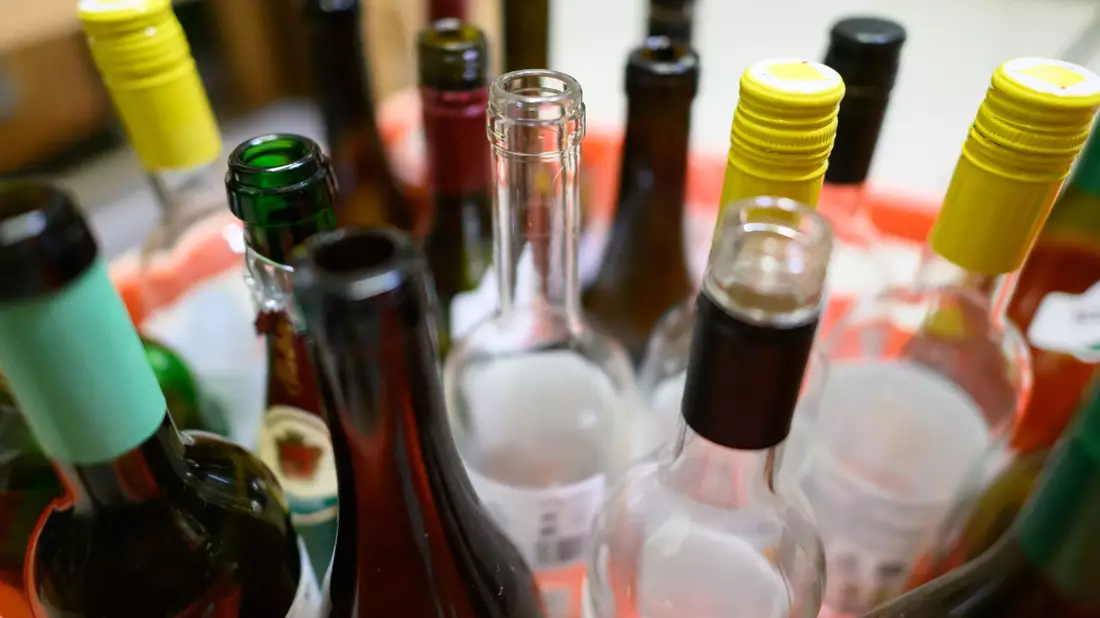 Leere Wein- und Sektflaschen - Bild: Robert Michael/dpa