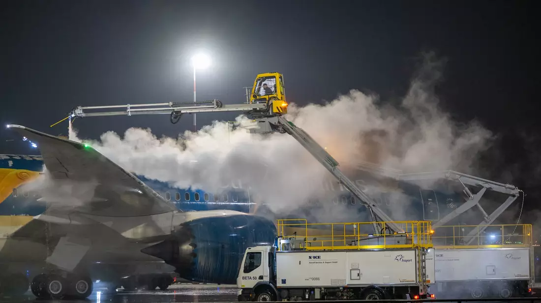 Der Flugverkehr war zeitweilig eingestellt. - Bild: Florian Wiegand/dpa