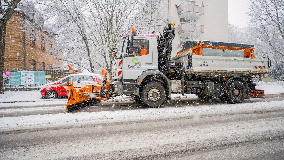 Der Winterdienst war in Rheinland-Pfalz im Dauereinsatz - Bild: Andreas Arnold/dpa