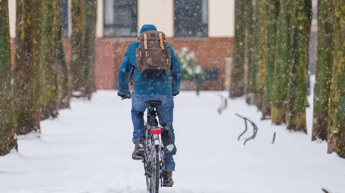 Fahrradfahrer mussten aufpassen. - Bild: Andreas Arnold/dpa