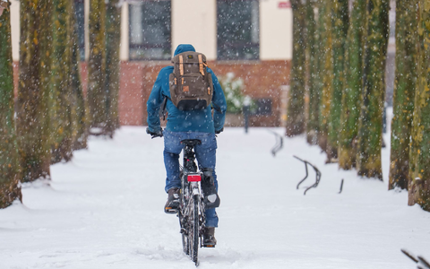 Fahrradfahrer mussten aufpassen. - Foto: Andreas Arnold/dpa