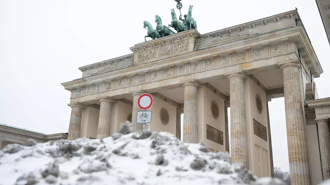 Mit Schnee und Eis hat auch die Hauptstadt zu kämpfen. - Bild: Markus Lenhardt/dpa