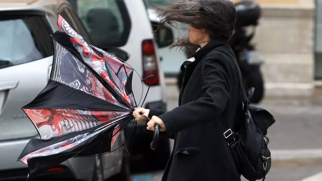 Auch in Spanien wurde weiterer Sturm mit starken Niederschlägen erwartet. Ein Regenschirm wie hier in Málaga hilft da kaum. (Archiv-Bild) - Bild: Álex Zea/EUROPA PRESS/dpa