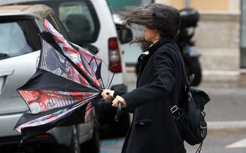 Auch in Spanien wurde weiterer Sturm mit starken Niederschlägen erwartet. Ein Regenschirm wie hier in Málaga hilft da kaum. (Archiv-Bild) - Foto: Álex Zea/EUROPA PRESS/dpa