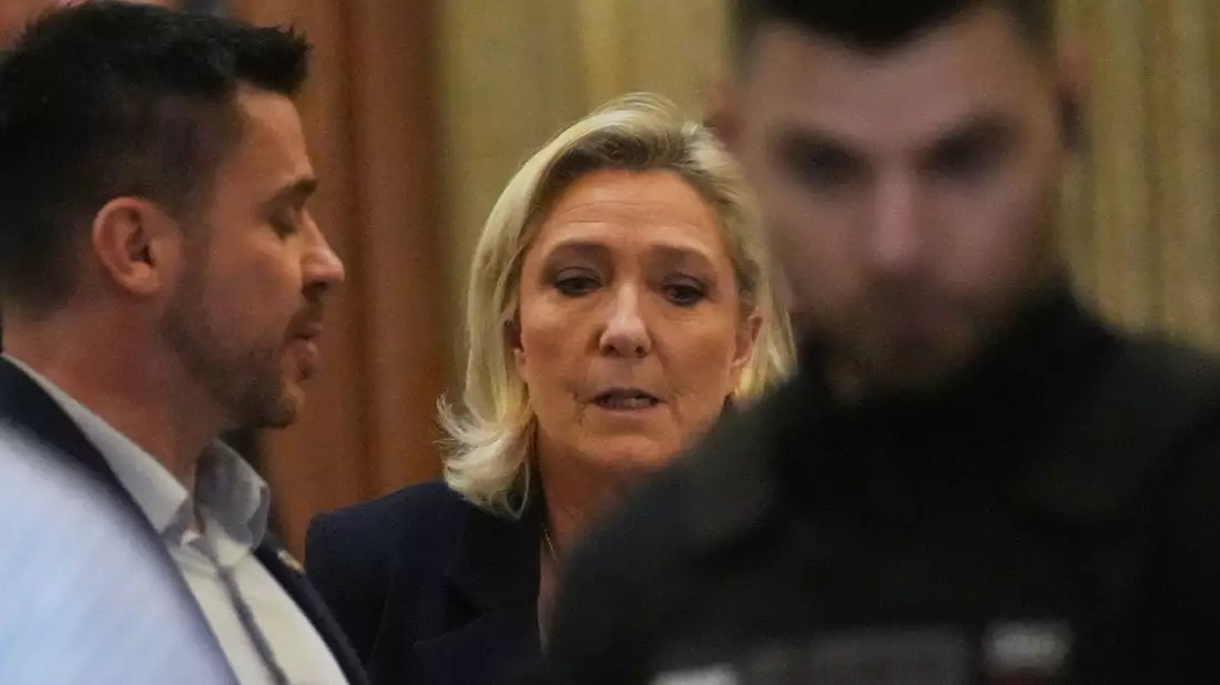Auch in Berufung fordert die Anklage, Le Pen zeitweise das passive Wahlrecht zu entziehen. (Archivbild) - Bild: Christophe Ena/AP/dpa