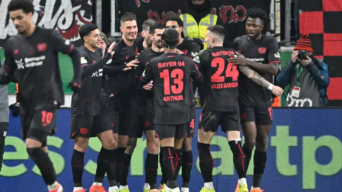 Leverkusens Patrik Schick jubelt mit seinen Mannchaftskollegen über 2:0.  - Bild: Federico Gambarini/dpa