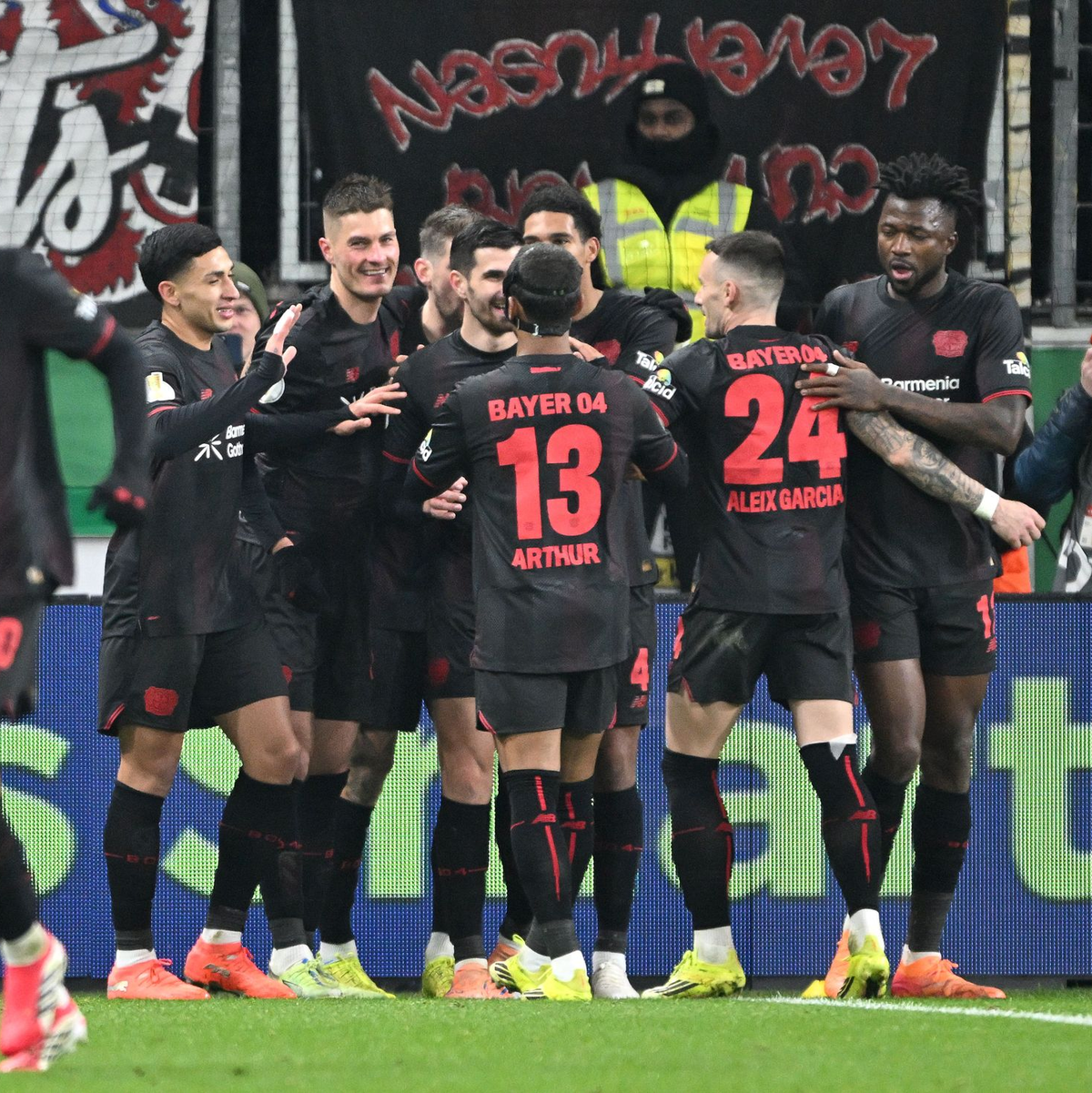 Leverkusens Patrik Schick jubelt mit seinen Mannchaftskollegen über 2:0.  - Foto: Federico Gambarini/dpa