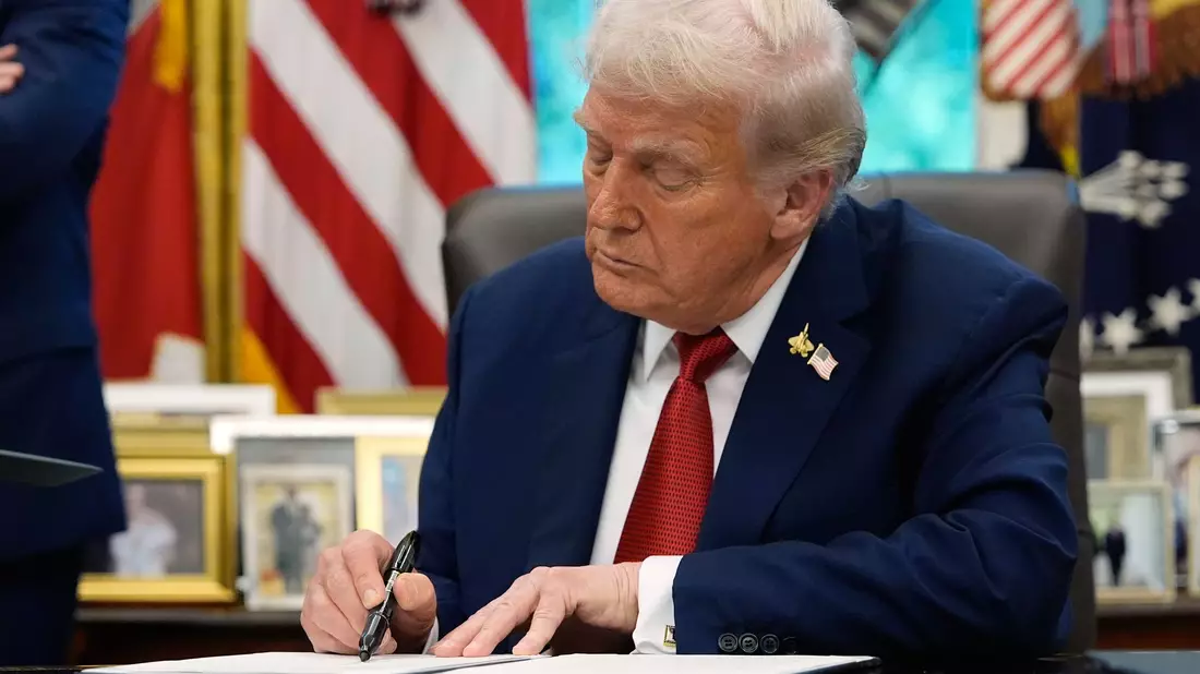 Trump setzt mit seiner Unterschrift ein Haushaltspaket in Kraft und beendet damit den Shutdown. (Archivbild) - Bild: Alex Brandon/AP/dpa