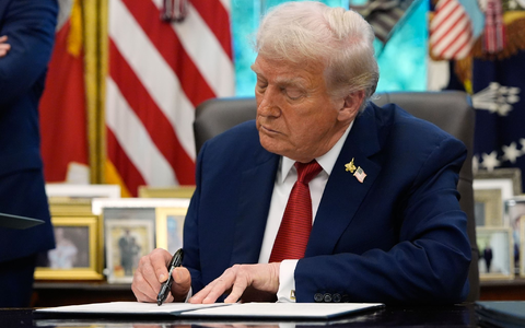 Trump setzt mit seiner Unterschrift ein Haushaltspaket in Kraft und beendet damit den Shutdown. (Archivbild) - Foto: Alex Brandon/AP/dpa