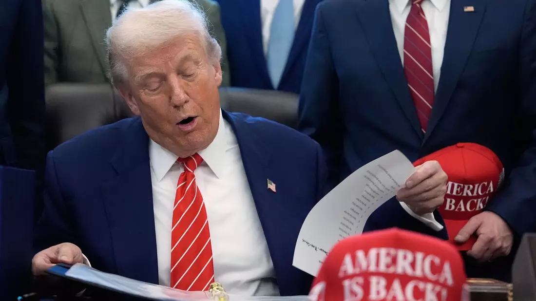US-Präsident Donald Trump unterzeichnet ein Haushaltsgesetz, das den teilweisen Stillstand der US-Regierungsgeschäfte beendet. - Bild: Alex Brandon/AP/dpa