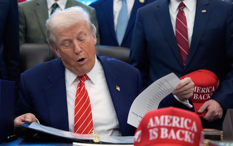 US-Präsident Donald Trump unterzeichnet ein Haushaltsgesetz, das den teilweisen Stillstand der US-Regierungsgeschäfte beendet. - Foto: Alex Brandon/AP/dpa