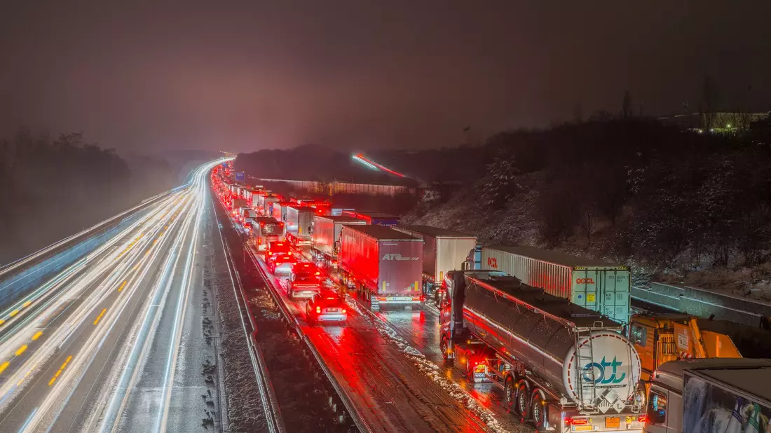 Der stundenlange Stau auf der A3 in Hessen hat sich aufgelöst. - Bild: Andreas Arnold/dpa