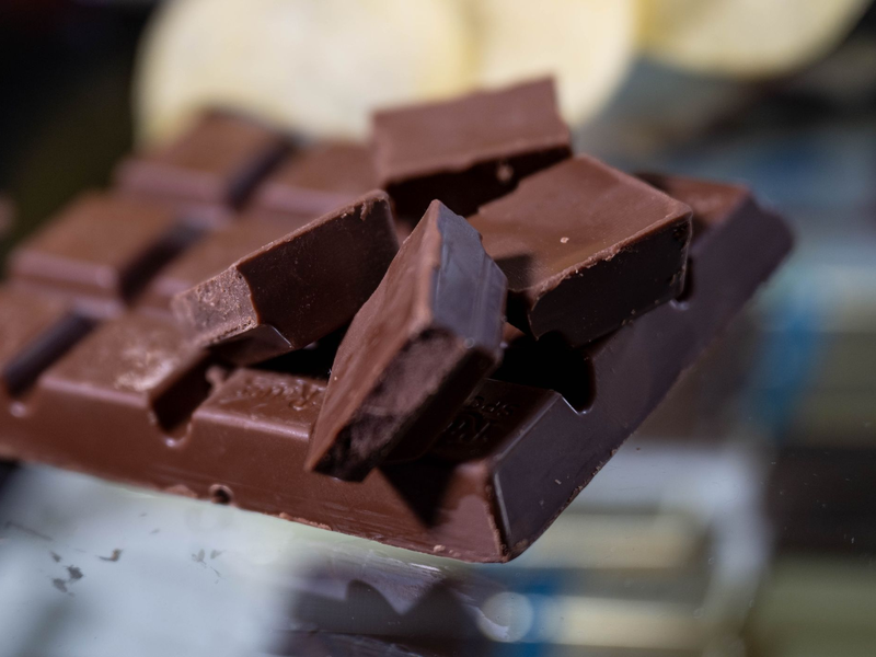 Für eine Schokoladentafel müssen Verbraucher immer noch tiefer in die Tasche greifen als vor ein paar Jahren. - Foto: Hendrik Schmidt/dpa