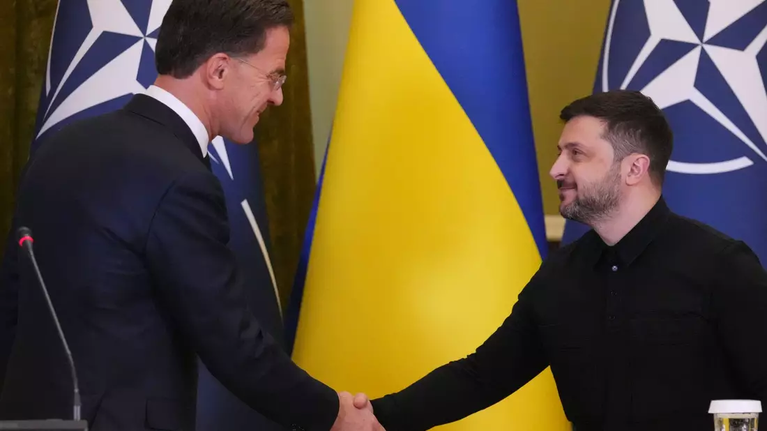Nato-Generalsekretär Rutte sagte der Ukraine Solidarität zu. - Bild: Sergei Grits/AP/dpa