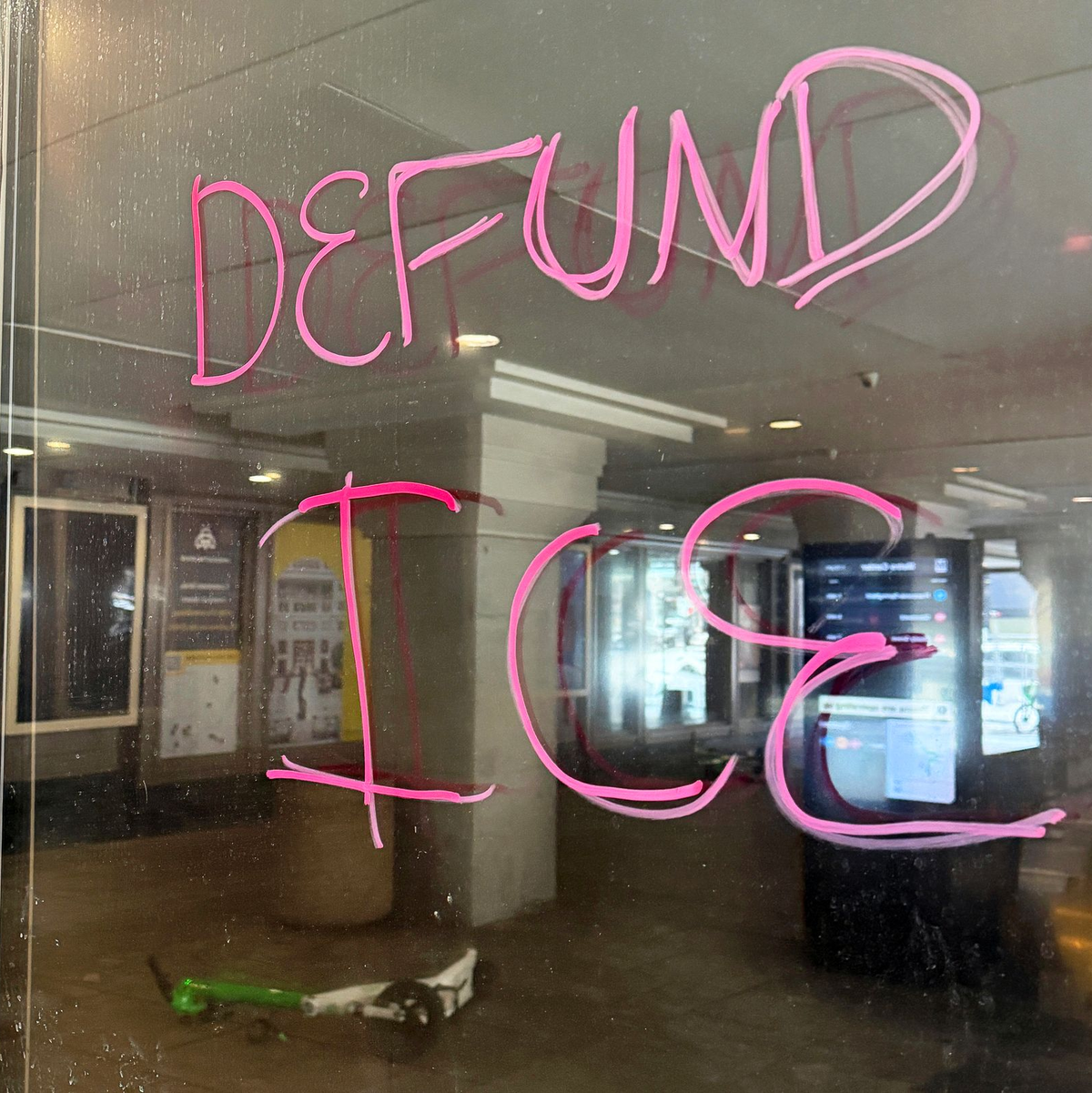 Die Demokraten pochen auf strengere Regeln bei ICE-Einsätzen. (Archivbild) - Foto: Anna Ringle/dpa