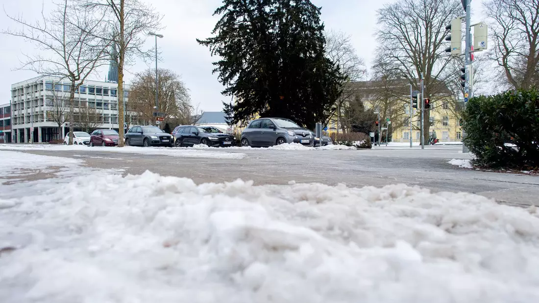 Wegen des Winterwetters müssen sich die Menschen in Teilen Deutschlands am Mittwochmorgen auf glatte Straßen einstellen. - Bild: Hauke-Christian Dittrich/dpa