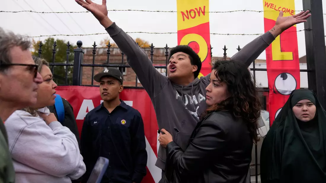 In Städten wie Chicago und Los Angeles habe man mit Gewalt auf Proteste reagiert, heißt es im «World-Report 2026» von Human Rights Watch. (Archivbild) - Bild: Erin Hooley/AP/dpa