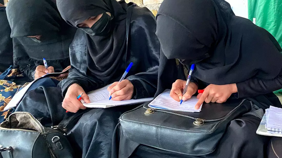In Afghanistan herrsche «Gender-Apartheid», stellt Human Right Watch fest. (Archivbild) - Bild: Fariba Akbari/dpa