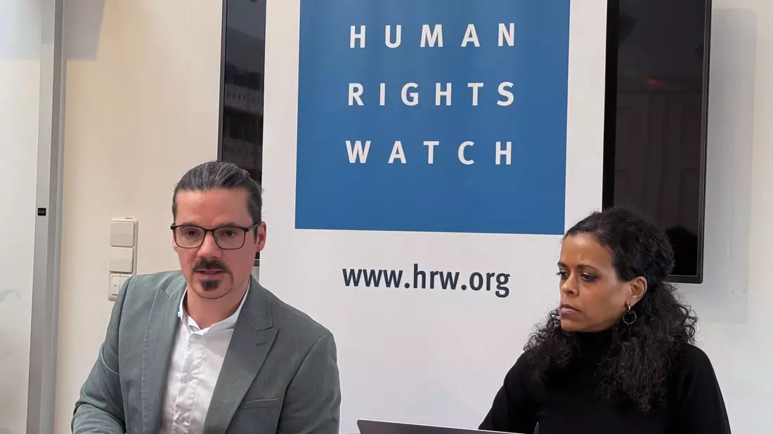 HRW-Deutschlanddirektor Philipp Frisch (l) und HRW-Rassismusforscherin Almaz Teffera zeichneten ein düsteres Bild der Weltlage.  - Bild: Anne-Beatrice Clasmann/dpa